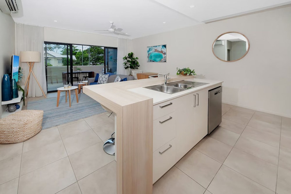 Coastal 2-bed With Parking & Pool by the Ocean