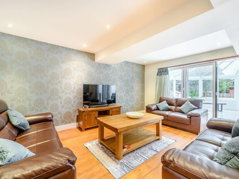 6 Bed House - Sleeps 11 - Pets - Garden - Parking