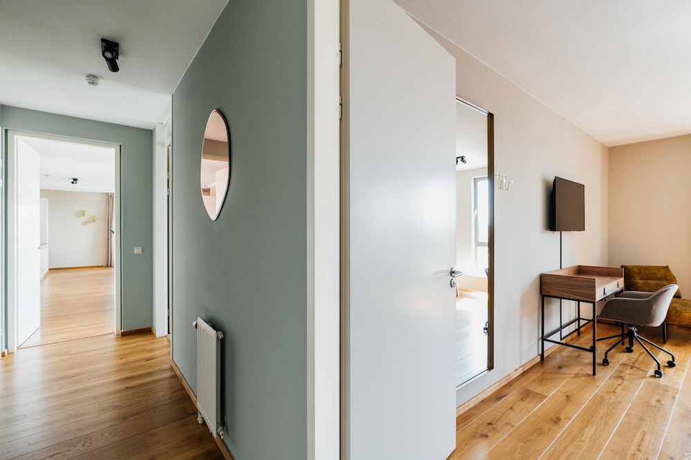 Harbor Breeze: Modern Stay