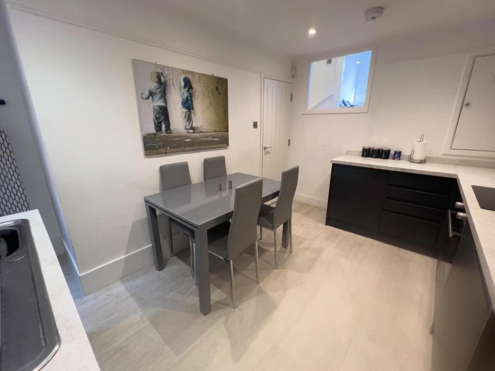 Apartmentsleeps8-wifi-famillyfriendly-citycentre