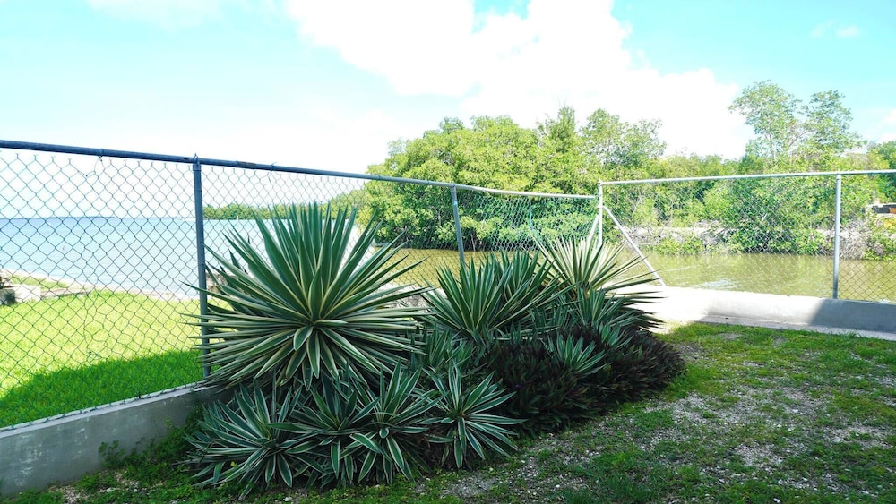 Sea Belize Relaxing Studio w Sea View Pool & Overwater Deck Near Airport, 1st FL