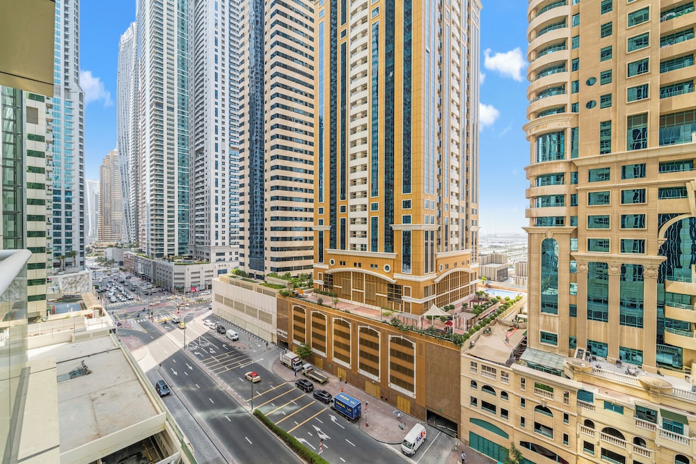Heart of Dubai Marina-Clos to Tram Metro