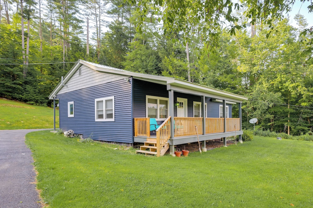 Game Room, Patio & Stunning Views: Lakefront Home!