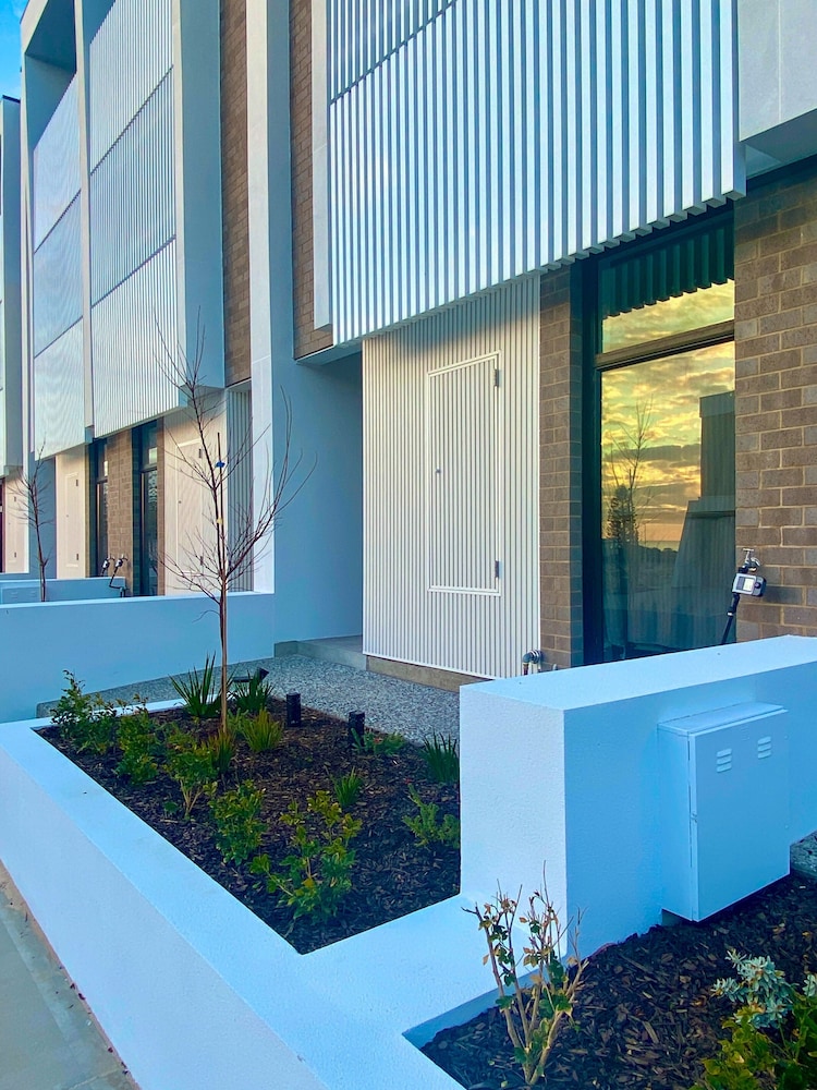 Oceanview Luxury With Dedicated Workspace
