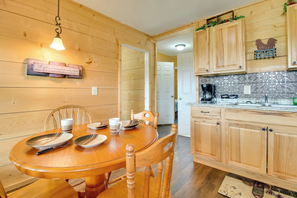 Cabin Getaway in Mountain View w/ Porch + Grill