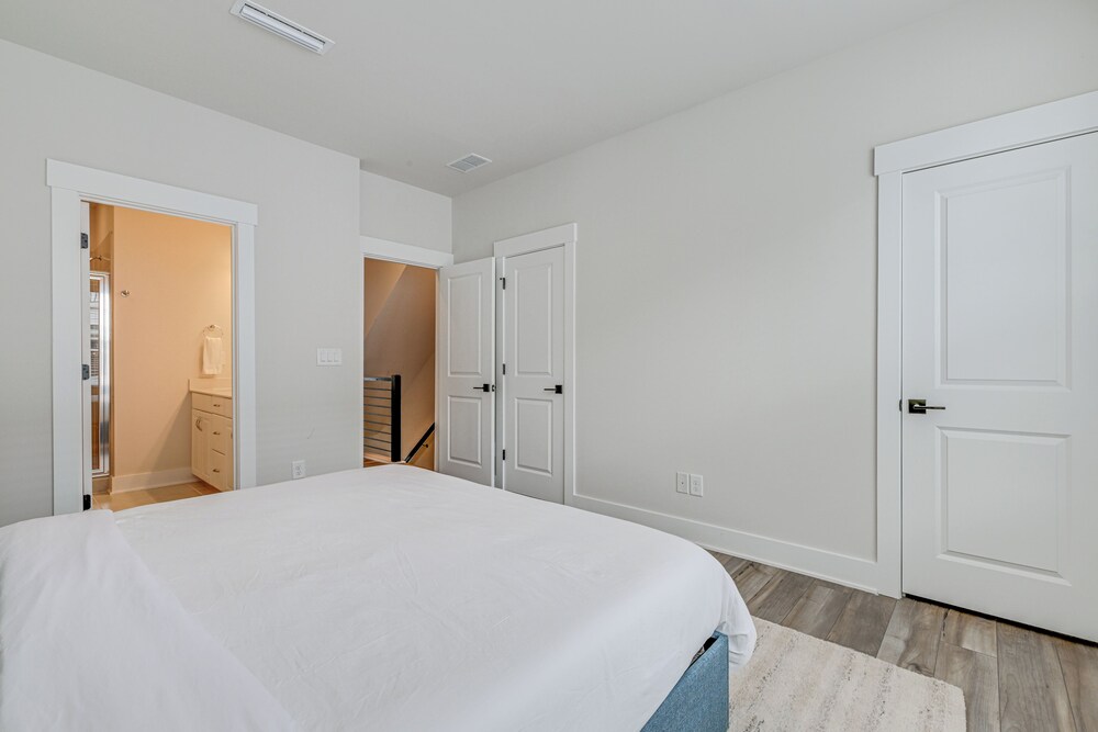 Walk to Music Factory: Townhome w/ Rooftop Deck!