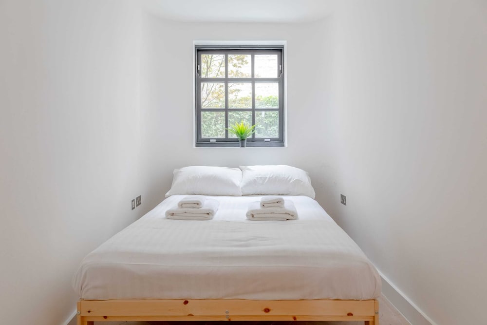 Sleek & Stylish 2BD Flat - Warren Street