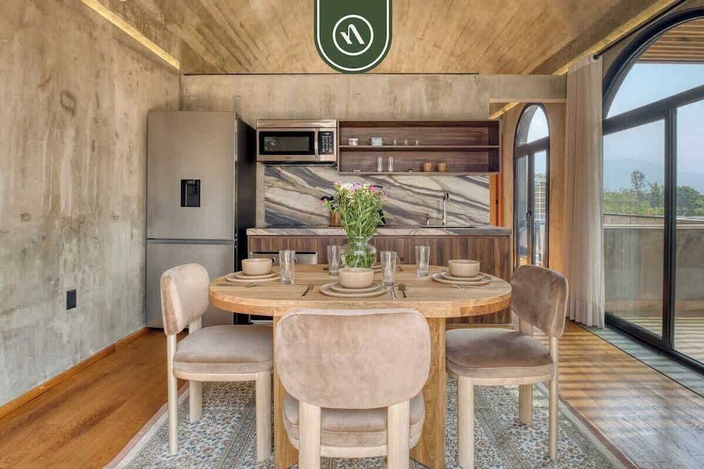 Luxury 3 BR House in Downtown - AC - Peaceful