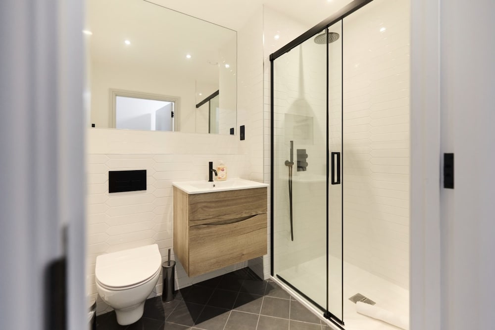 The South Wimbledon Escape - Lovely 3bdr With Balcony