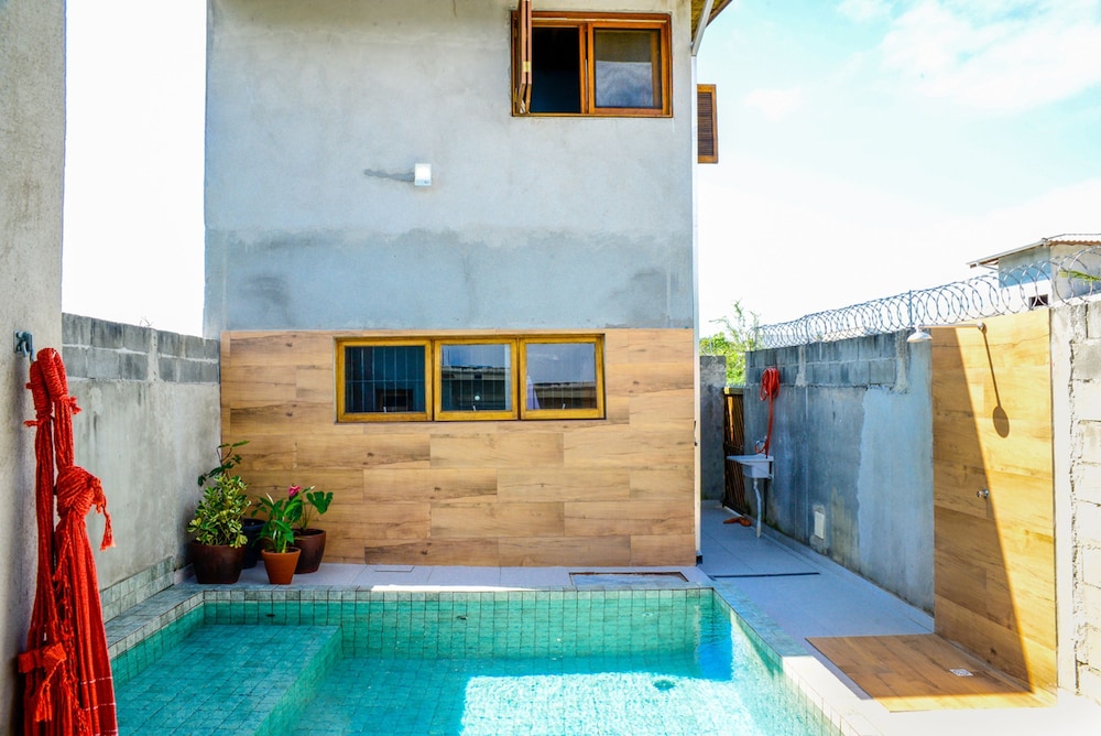 Chal com Piscina e Churrasq em Caraguatatuba SP