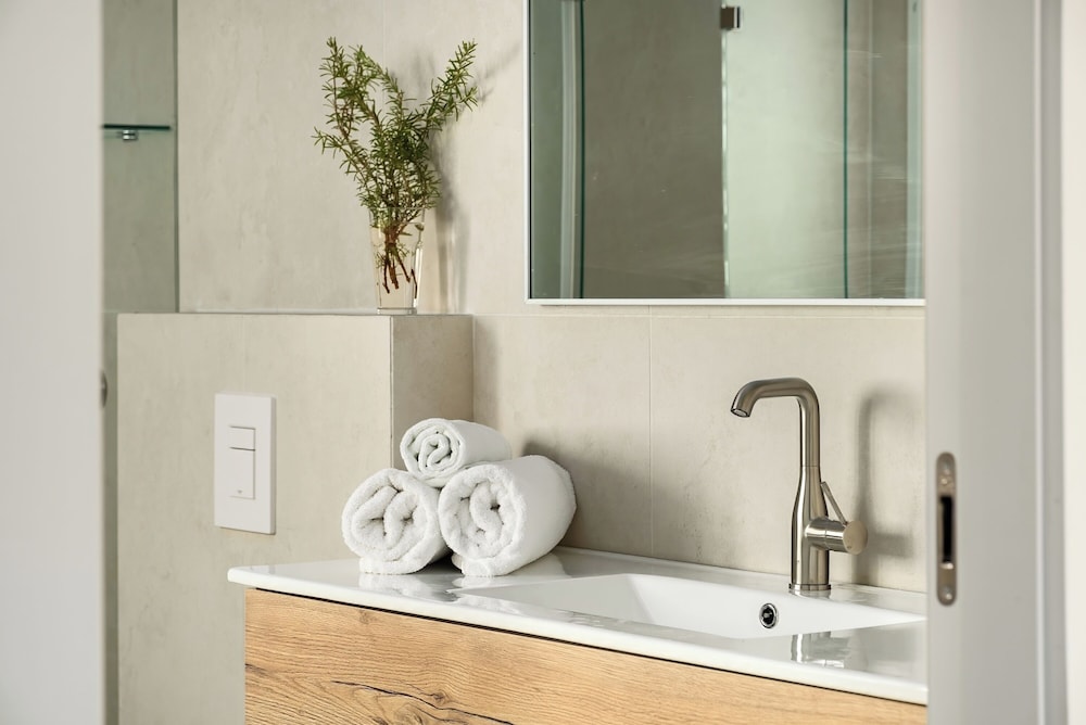 Central & Bright Getaway by Sea N' Rent