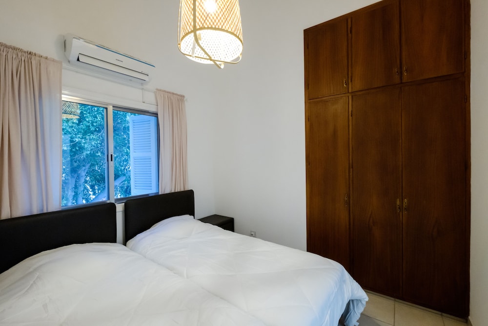 Townhouse In Ideal Location view 3