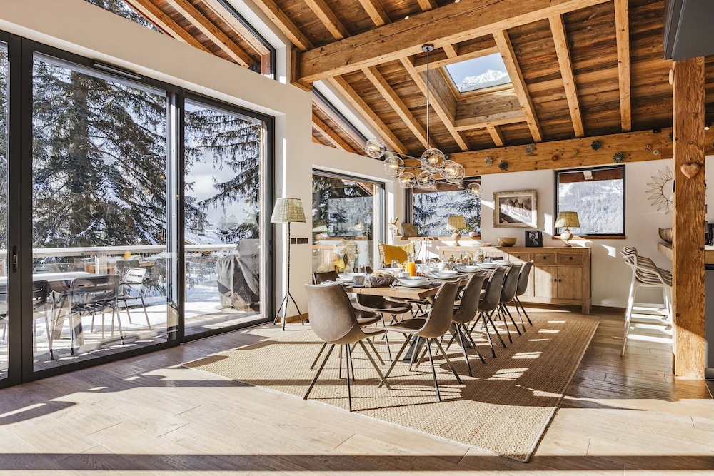 Chalet Black Squirrel Luxury Retreat With hot tub Sauna