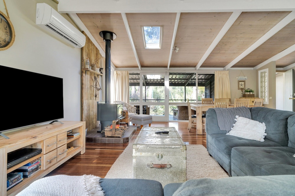 Secluded 3-bed Retreat Moments to the Beach