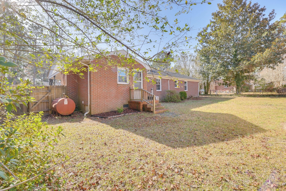 Walk to Chowan University: Dog-friendly Retreat