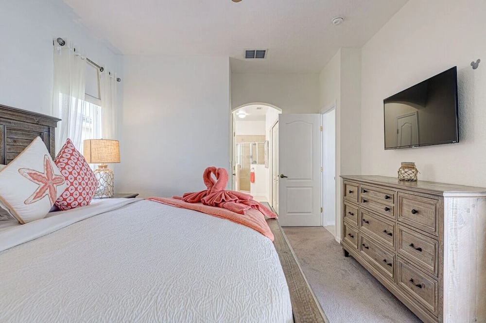 Elegant 4Br Retreat W/ Stylish Interior & Kitchen