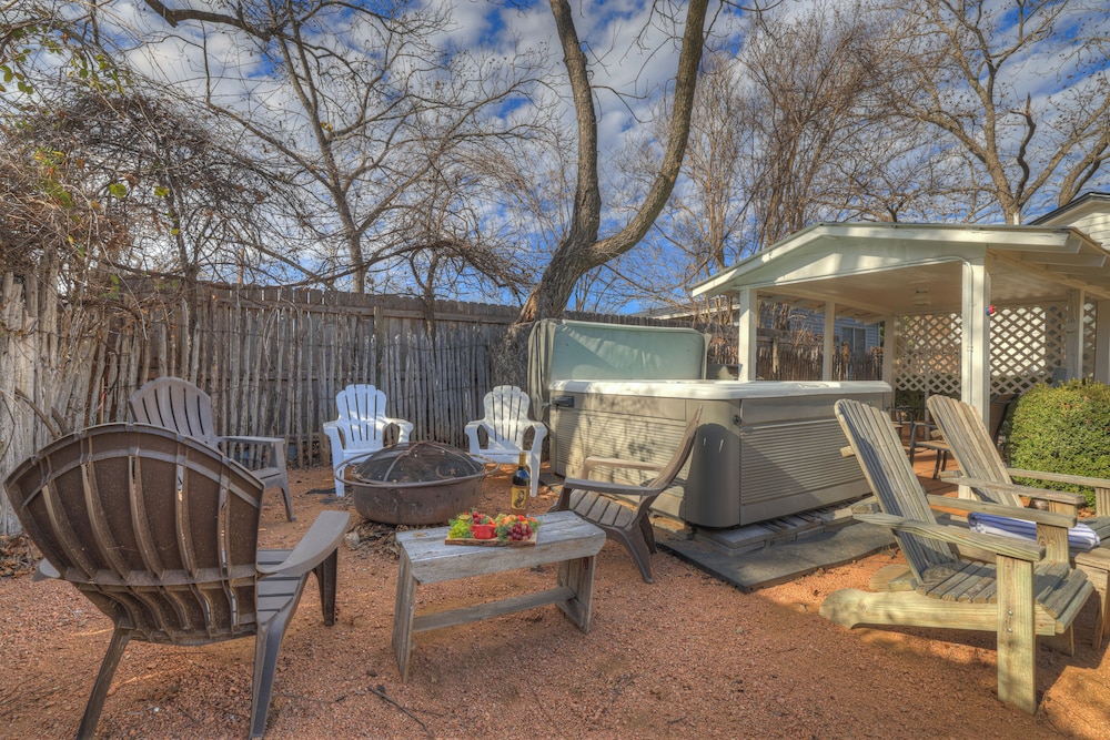 Leicht Haus Hot-tub & Fire Pit, 5 Blks to Marktplatz!