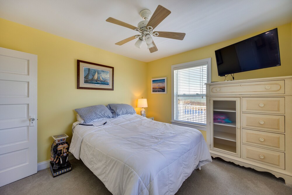 Welcoming Cottage w/ Outdoor Pool & Water Views! view 5