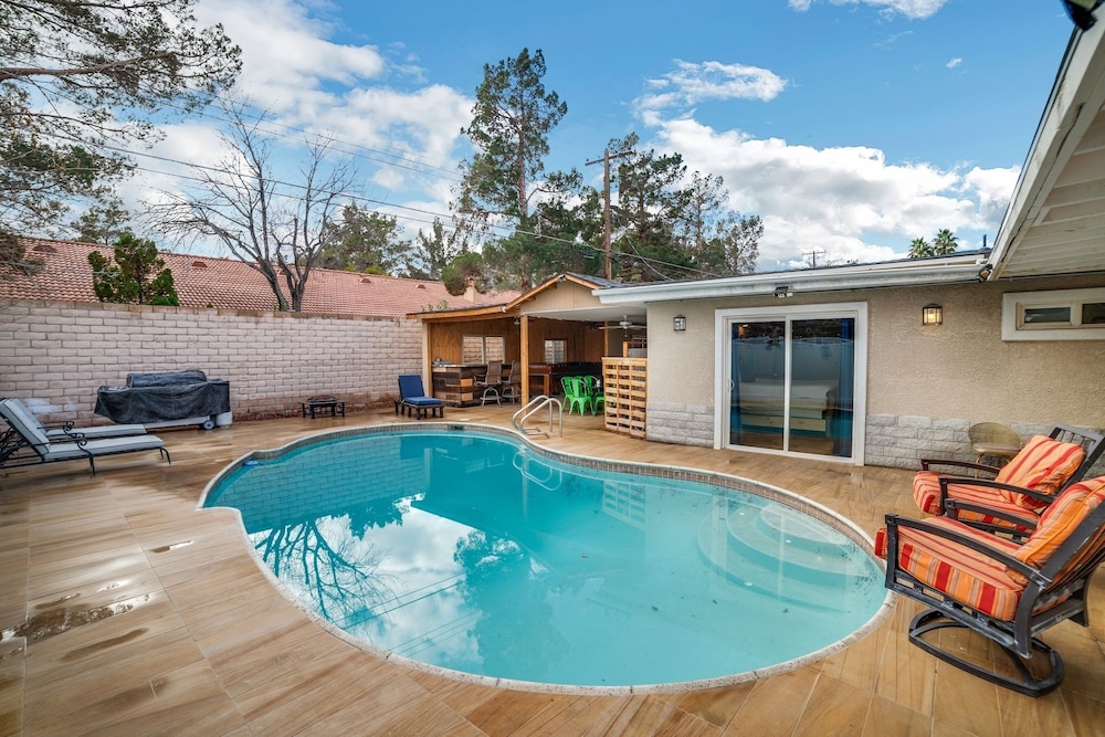 Vibrant In Vegas - 4 Bd With Shimmering Pool! 4 Bedroom Home by RedAwning - Image 5