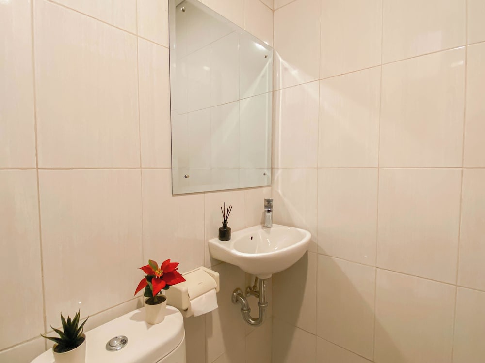 Warm Minimalist Studio Apartment Monroe Tower