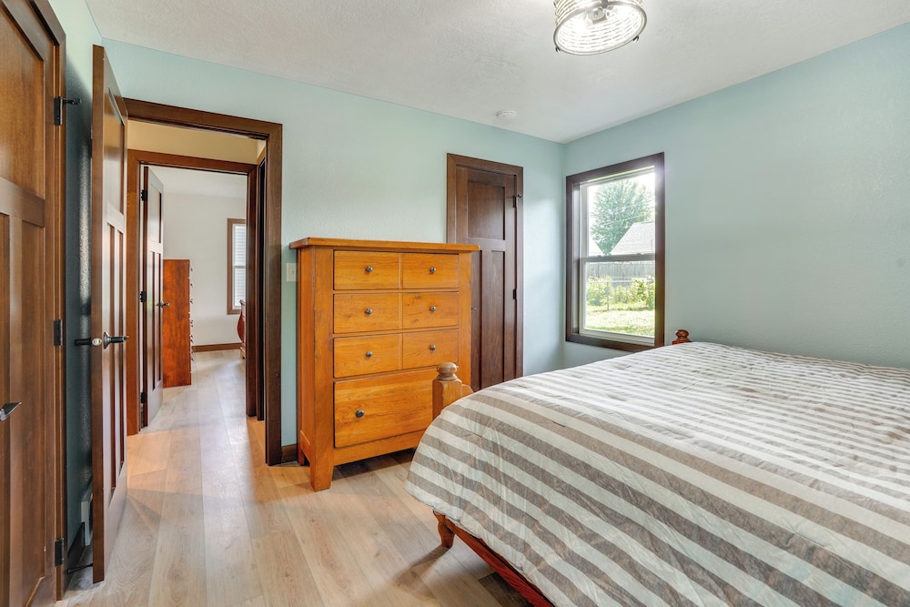 Sioux Falls Home Near Downtown: 2 Living Areas!