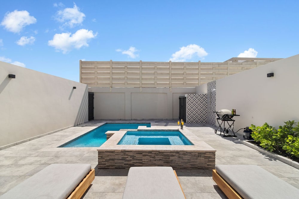 High-end Villa Walk to Beach Pool Ocean View
