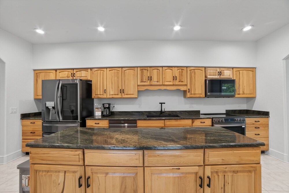 Lakeland Oasis Hot Tub, Lanai & Fire Pit 3 Bedroom Home