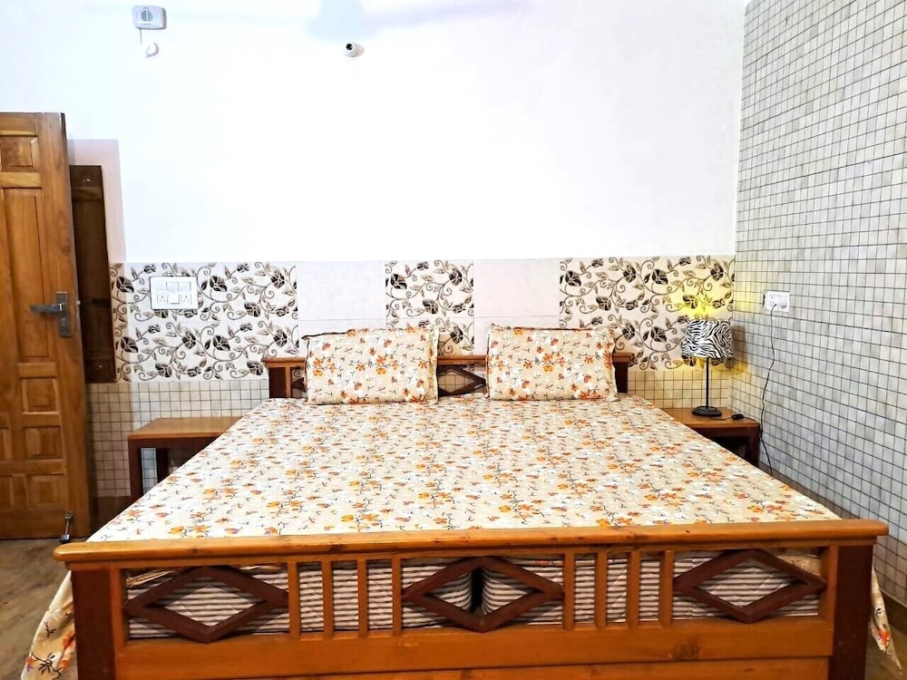 Gopi Homestay and Restaurant (Jim Corbett)