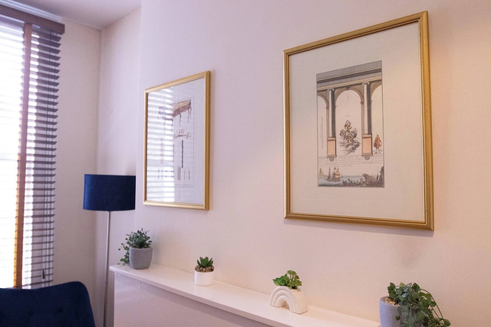 Cozy Fulham Retreat With Private Entrance & Hot Tub