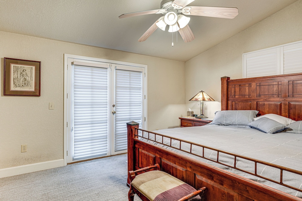 Walkable Miracle Mile Retreat w/ Peaceful Patio