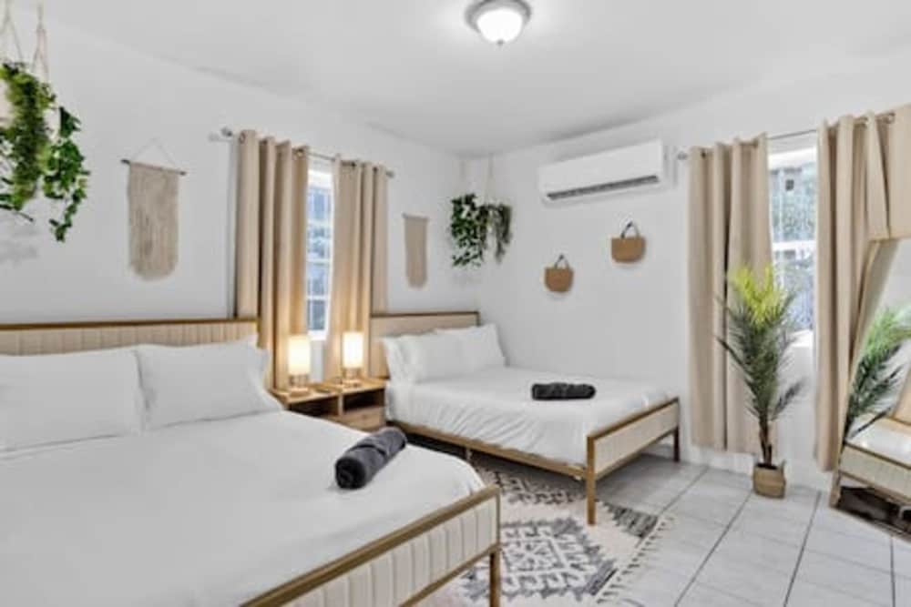 1834 SW 27th Ave 2 Vibrant Miami Getaway 2 Beds Near Beach Port