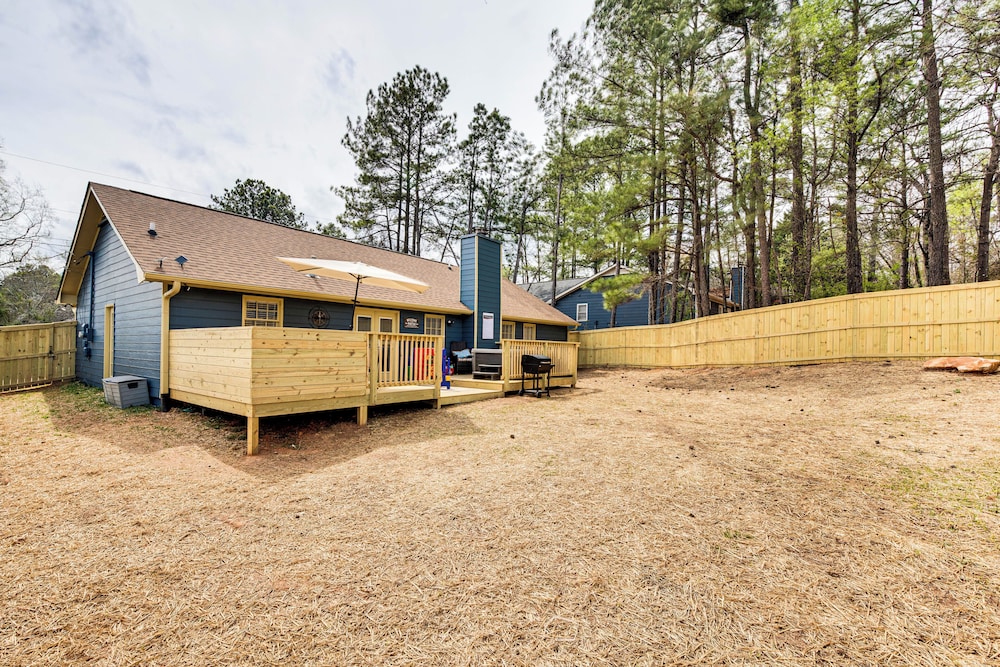 4 Mi to Airport: Atlanta Home w/ Deck & Hot Tub
