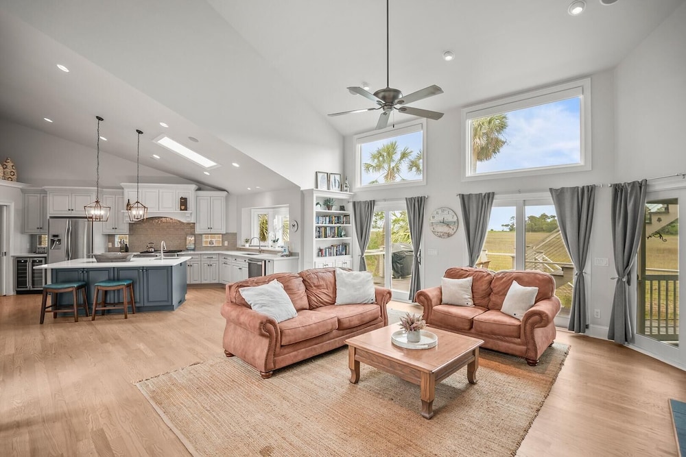 Elegant, Marsh-front 5-bed, 4-bath Home, Sleeps 12