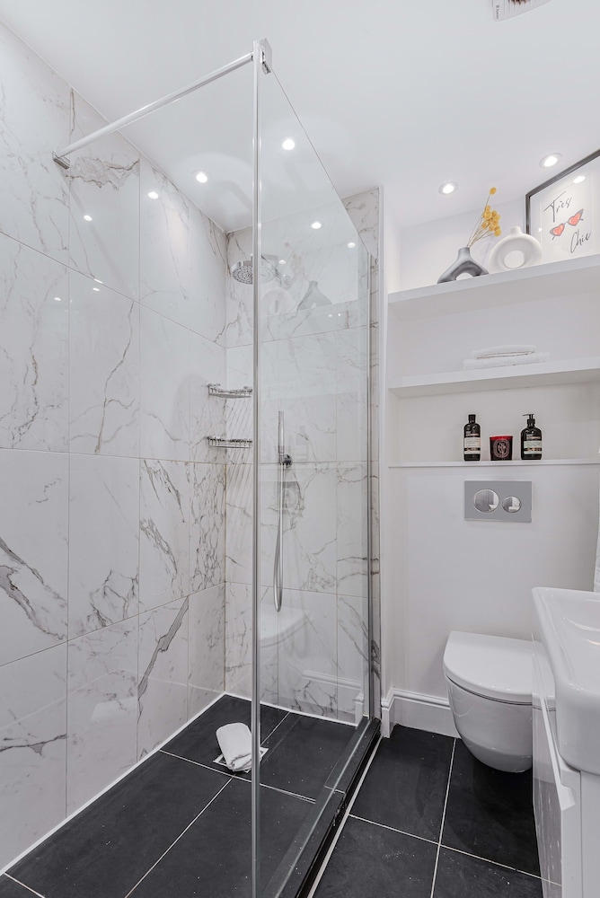 Lady on the Lane- 2 bed Primrose Hill - by Out of Office Lifestyle