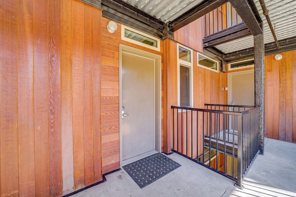 Walk to the Lake: Chelan Condo w/ Mtn Views!