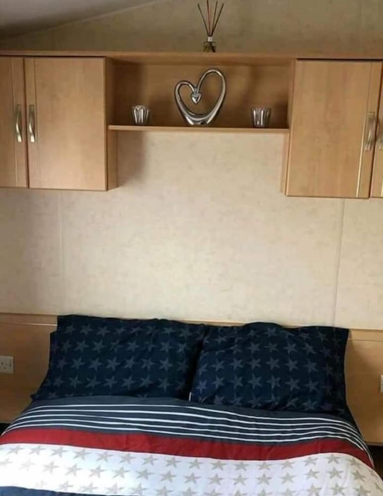 Captivating Three Bedroom Caravan tv in Each Room view 4