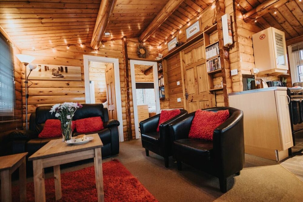 Rustic & Cozy 2 Bed Log Cabin Retreat view 4