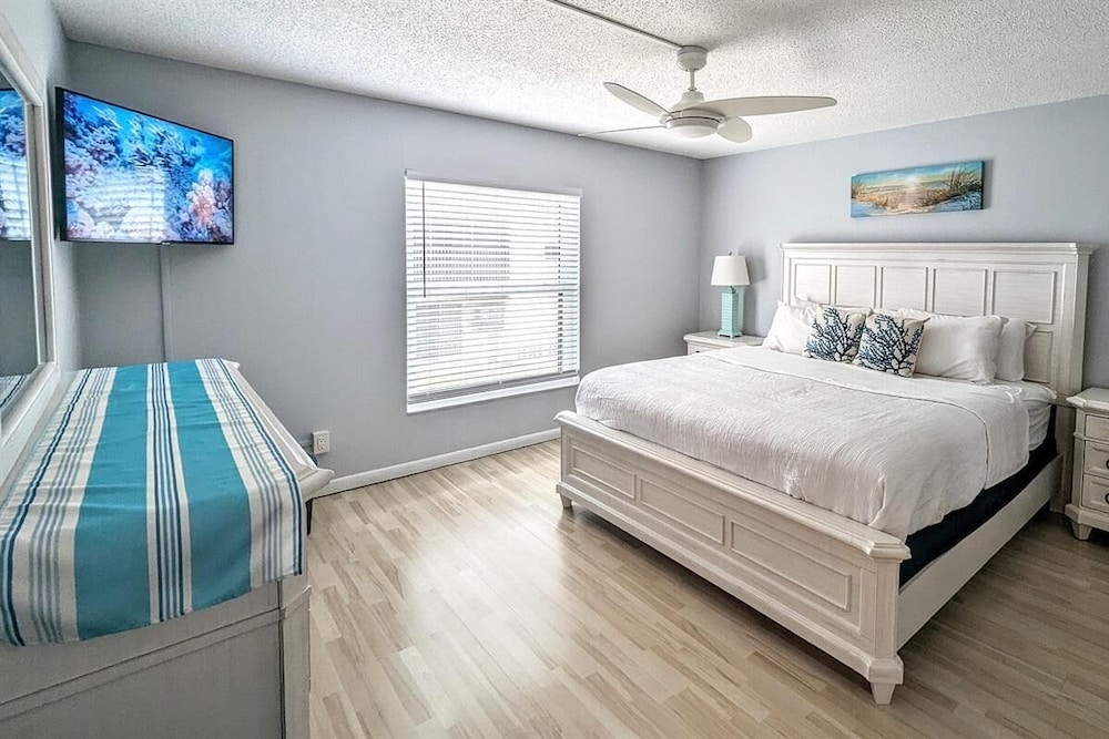 Sea Club #13 - Coastal Charm