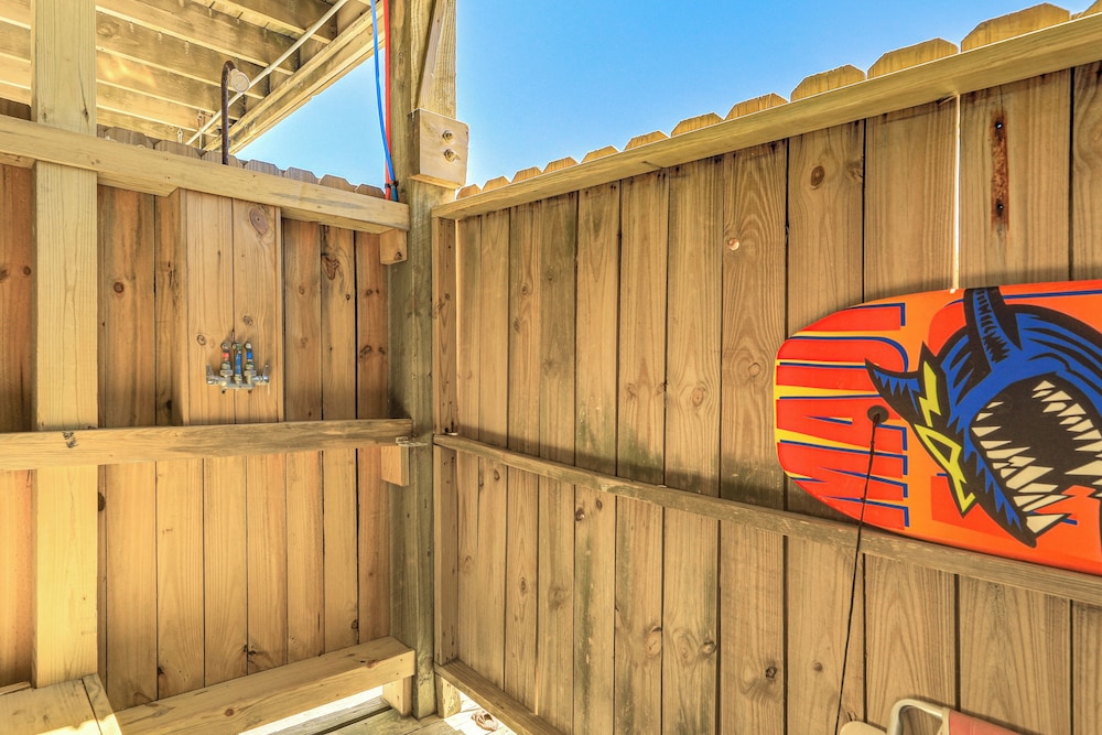 Hot Tub & Decks: North Topsail Beach Home