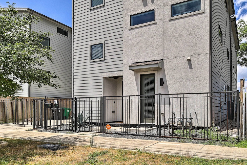 Stylish Houston Townhome ~ 3 Mi to Downtown! view 5
