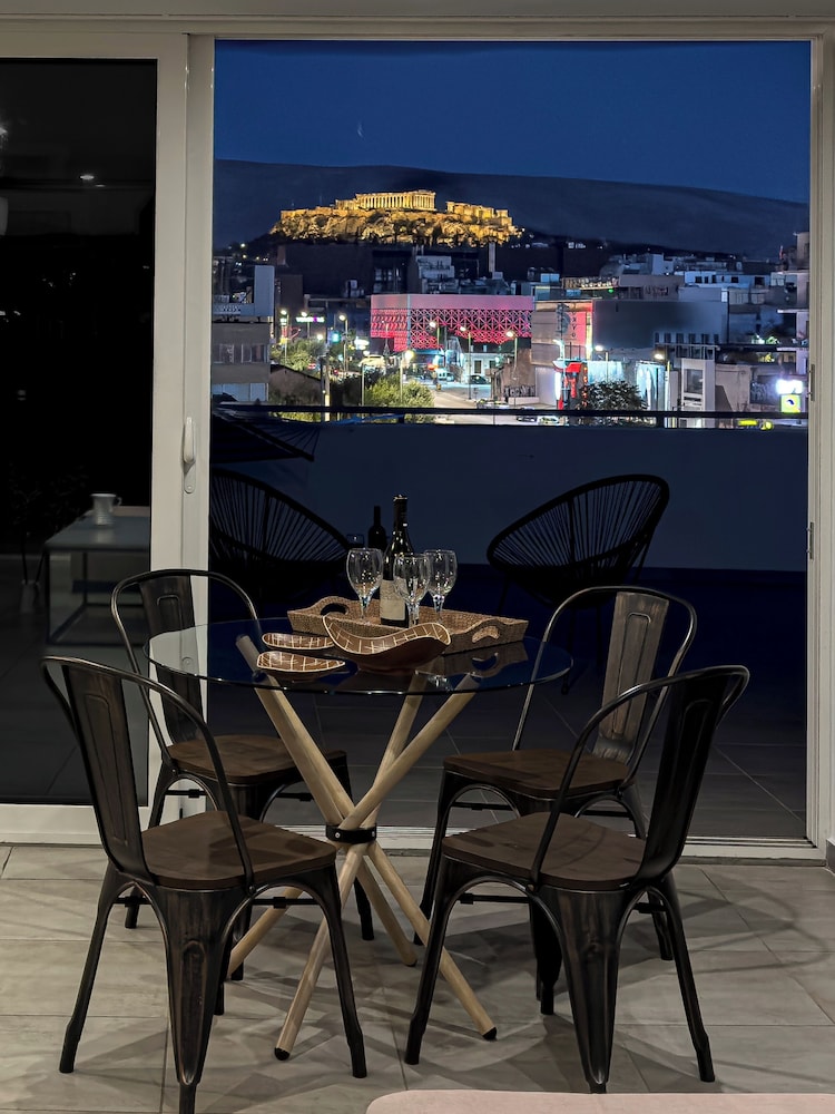 Acropolis Magical View Suite, Metro Kerameikos