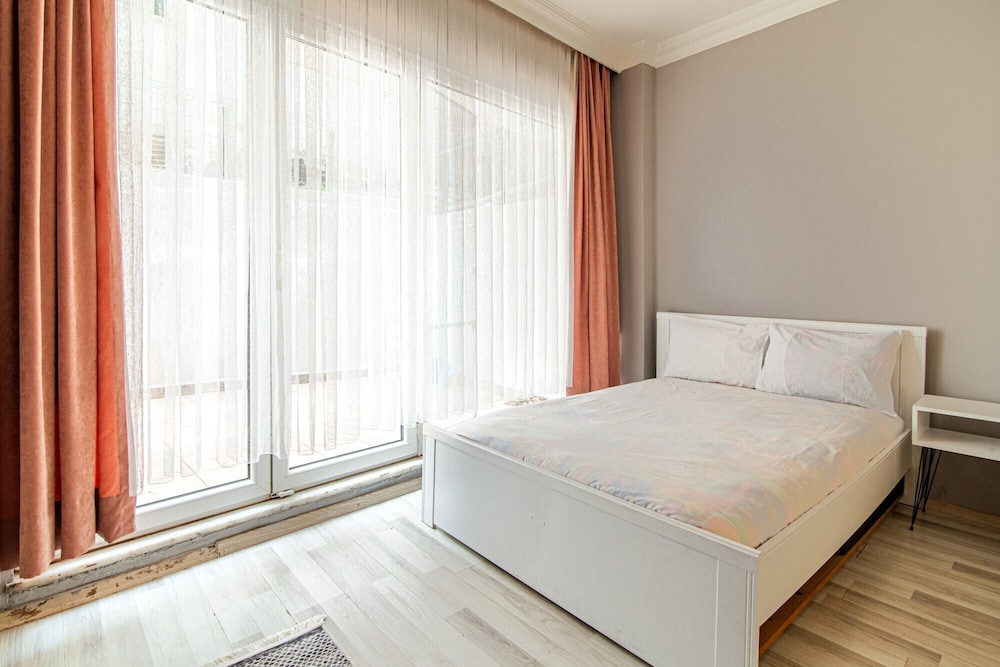Central Flat Close to Cevahir Shopping Mall