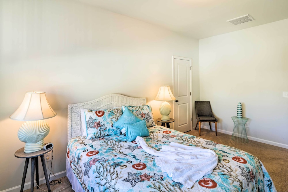 Colorful Myrtle Beach House: 2 Mi to Beaches!