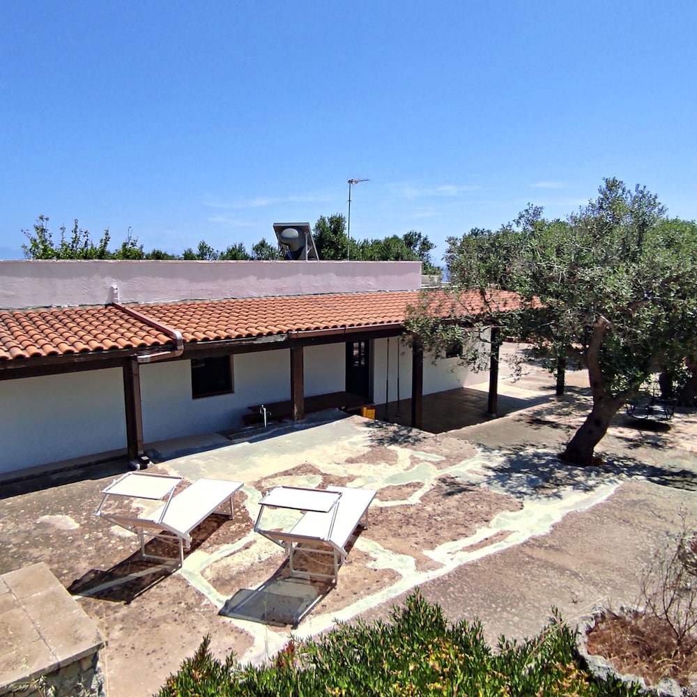 Villetta Paduli - Immersa nel Verde con Vista Mare e Giardino Privato