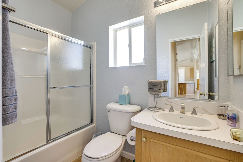6 Mi to Downtown Pahrump: Scenic Desert Retreat