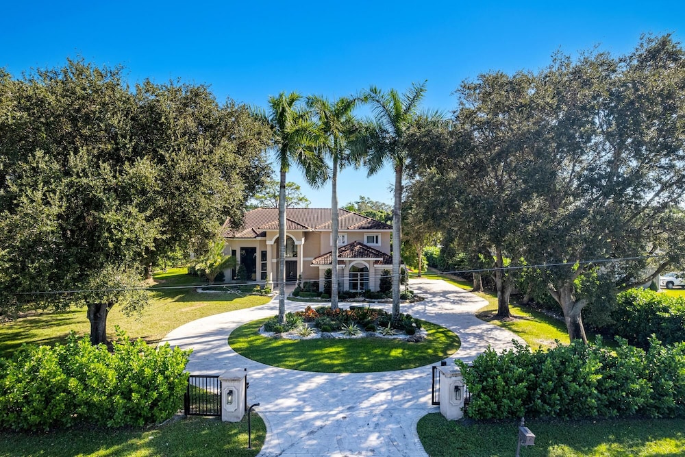 Luxurious 7-Bedroom Villa with Pool & Games