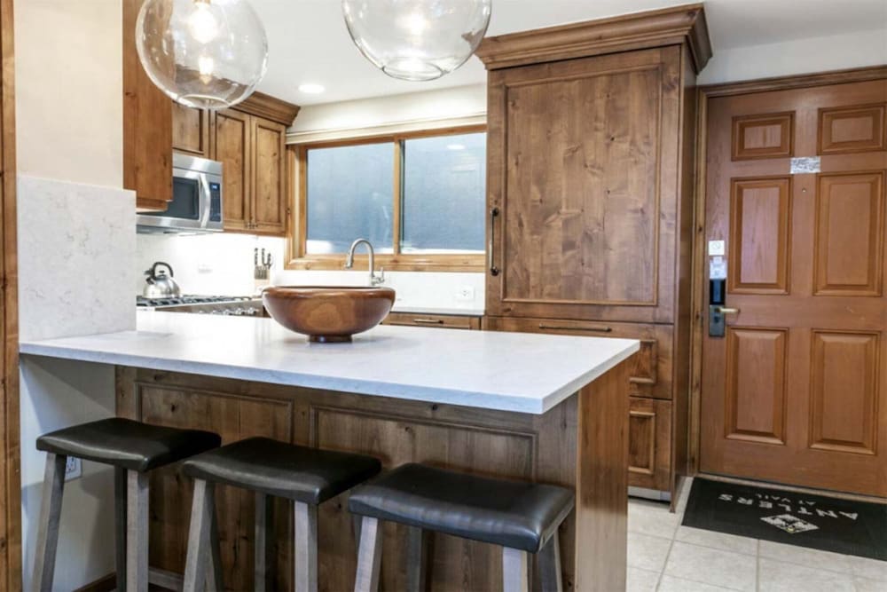 Centrally Located 3 BR in Lionshead Village w/ Pool, Walk to Lift!