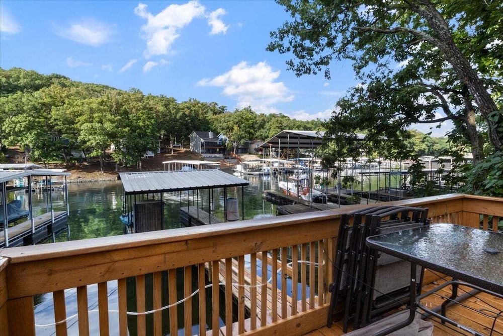 Lakefront Home, Private Dock + Kayaks,arcade Games, Pet Friendly