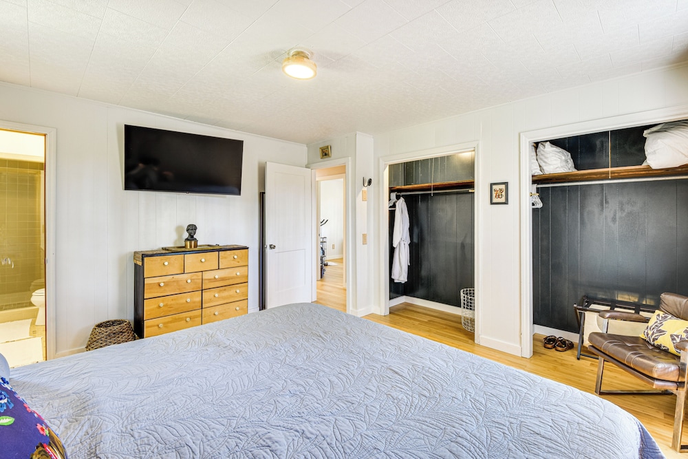 5 Mi to Lake Keowee: Stylish Salem Home w/ Yard!