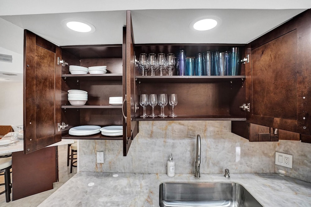 The Grand Luxe 8BR Villa w Pool and Basketball